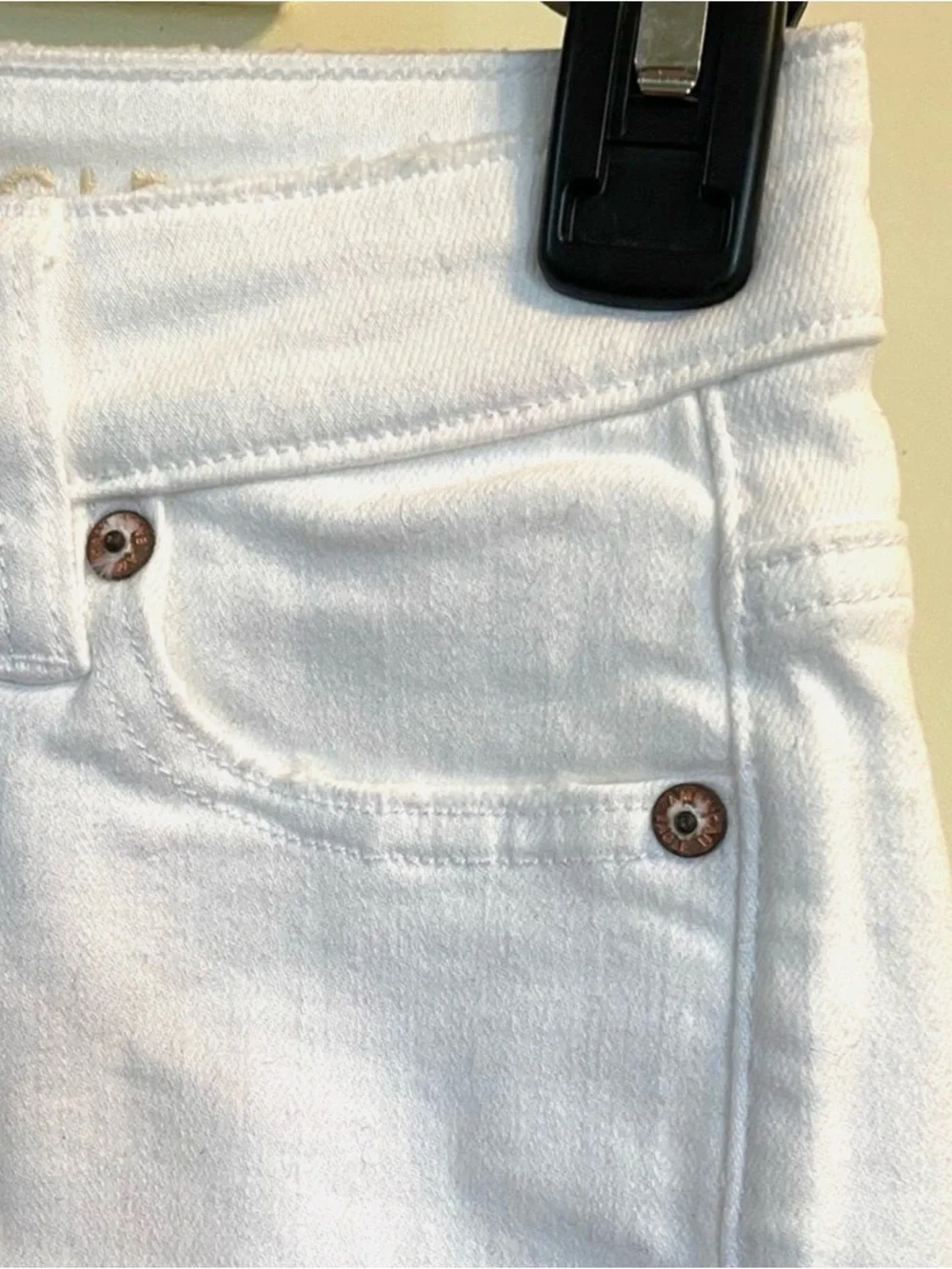 American Eagle White Denim Mom Shorts Size 000 High Rise Stretch Frayed Hem
